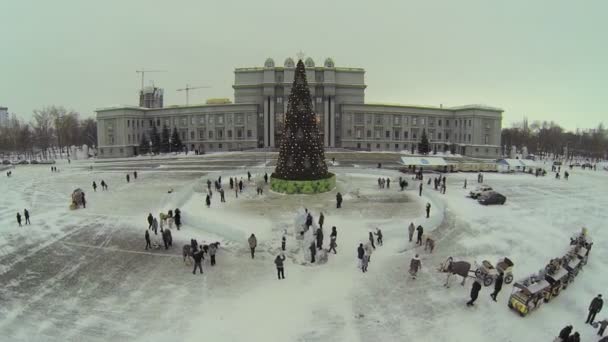 Weihnachtsbaum auf dem Kuibyschew-Platz — Stockvideo