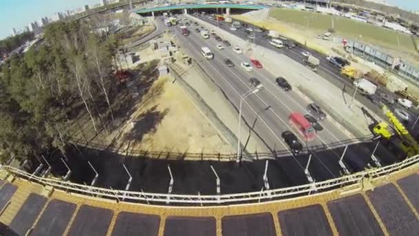 Belt Way con tráfico cerca del sitio de construcción — Vídeo de stock