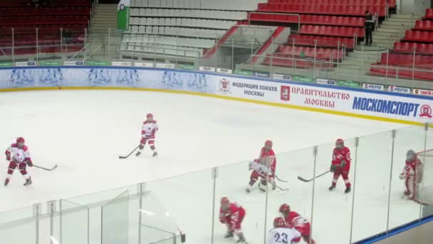 Equipos de hockey jugando cerca de la puerta — Vídeo de stock