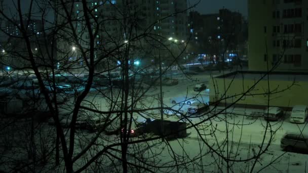 Parkering nära väg med trafik — Stockvideo