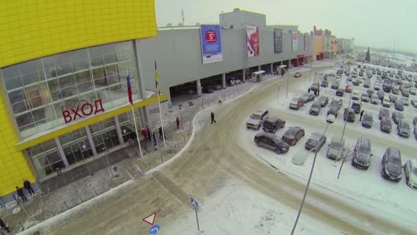 大型停车场的汽车骑 — 图库视频影像
