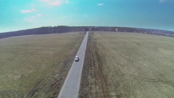 Auto fährt auf der Straße — Stockvideo