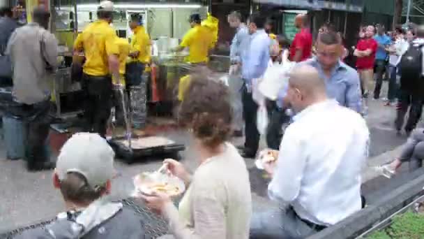 People  around the street stalls The Halal Guys. — Stock Video