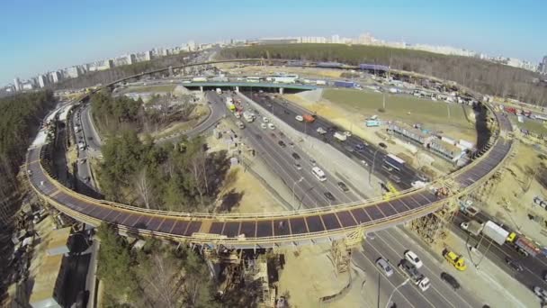 Tráfico de transporte cerca de la obra — Vídeo de stock