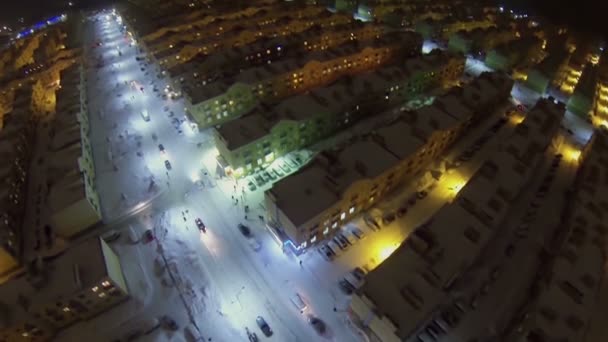 Gatutrafik bland identiska hus — Stockvideo