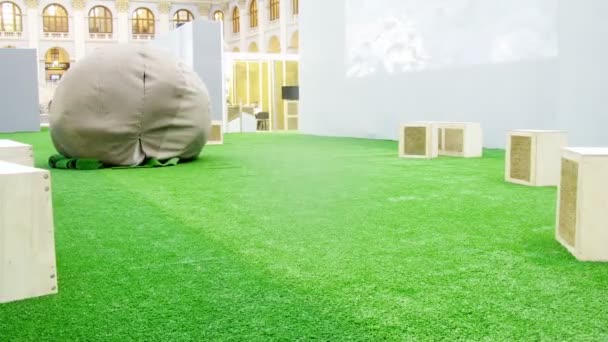 Люди ходят по искусственной траве — стоковое видео