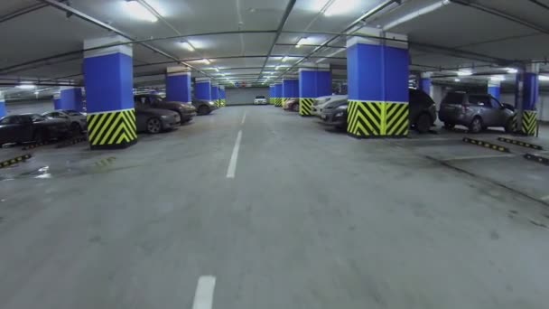 Samochodów jeździ przez parking podziemny — Wideo stockowe