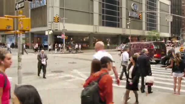 Movimiento de vehículos y personas en la calle — Vídeo de stock