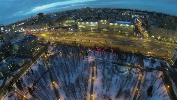 Городское движение на улицах — стоковое видео