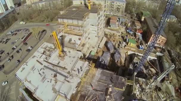 Voitures rouler près du chantier — Video