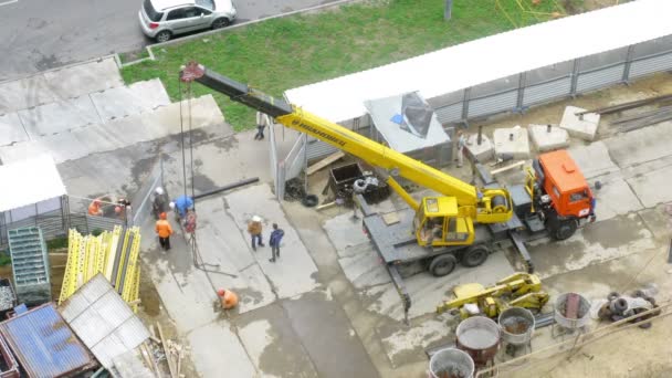 Рабочие работают на строительной площадке — стоковое видео