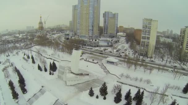 Městský provoz v zimě den. — Stock video