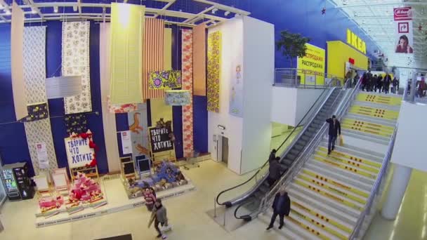 Les gens montent sur l'escalator dans IKEA — Video