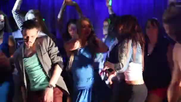 夜のクラブで踊る人々 — ストック動画