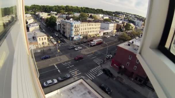 Uitzicht op kruispunt in Brooklyn vanuit venster. — Stockvideo