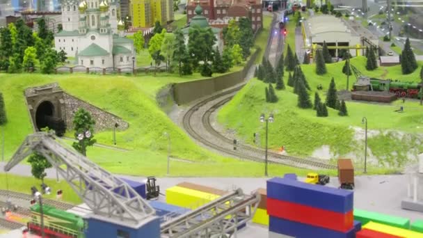 I moderna toy city tågresa — Stockvideo