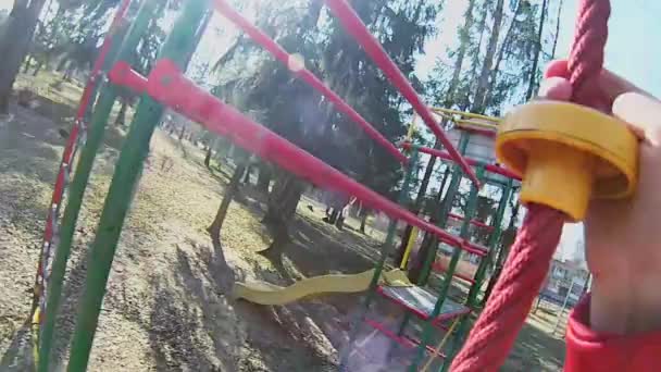 Meisje klimt door touw — Stockvideo