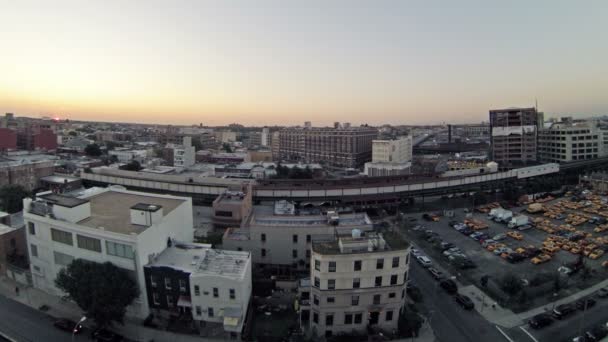 Stadsbild med taxi och tunnelbana — Stockvideo