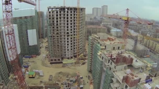 Paesaggio urbano con cantiere di complesso residenziale — Video Stock