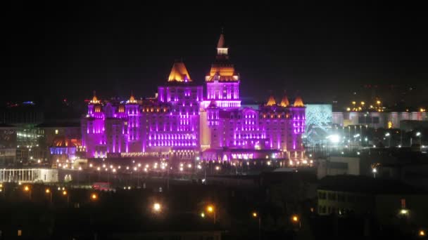 Hotel iluminado Bogatyr en el cielo nocturno — Vídeos de Stock