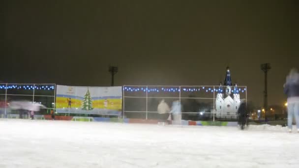 Mensen schaatsen op de ijsbaan — Stockvideo