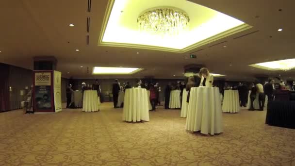 Oamenii vorbesc în timpul prezentării pauză — Videoclip de stoc