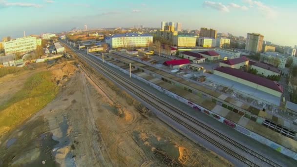 Stadsbild med järnvägen på kvällen — Stockvideo