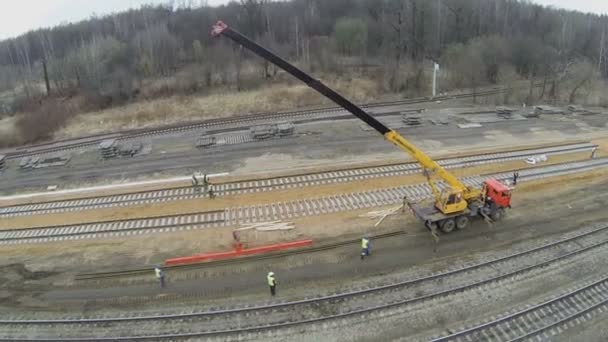 Labourers uses crane — Stock Video