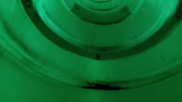 Niño sube en tubo verde — Vídeo de stock