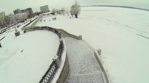 Lépcsőház Hófúvásából fagyasztott folyó a rakparton — Stock videók