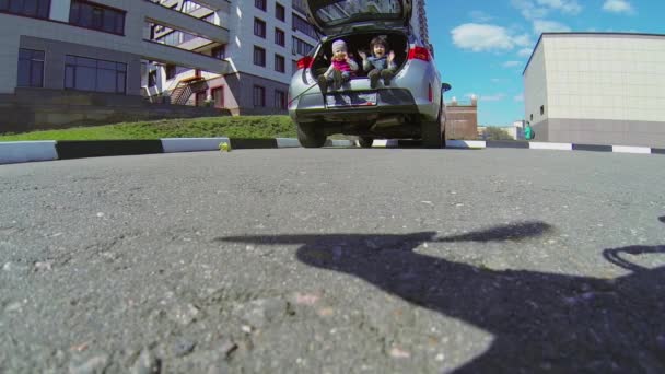 Two kids sit in car — Stock Video