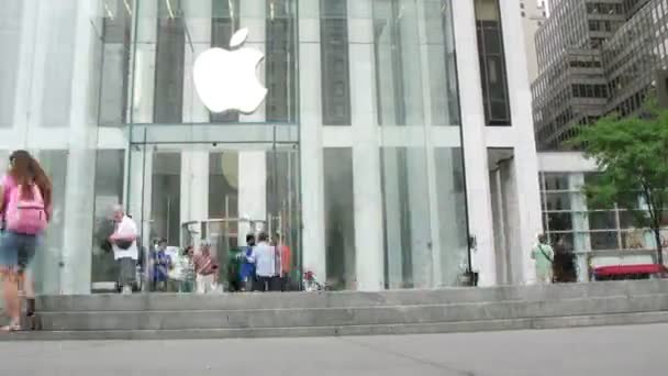 Apple Store on Fifth Avenue. — Stock Video