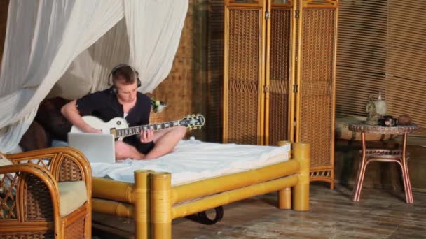 Человек играет на гитаре — стоковое видео