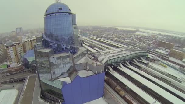 Paseos en tren de mercancías cerca de un edificio moderno — Vídeo de stock