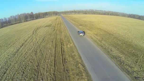 Две машины едут по дороге — стоковое видео