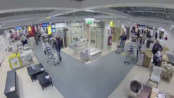 Les gens marchent en magasin IKEA — Video