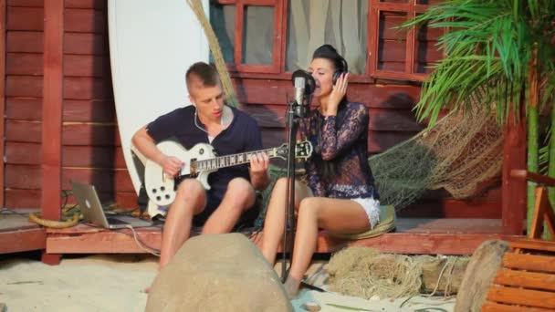 Vrouw zingt en man speelt op gitaar — Stockvideo