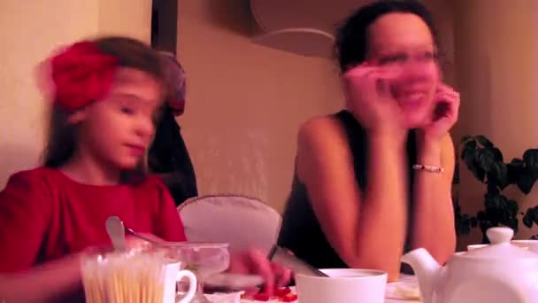 Madre e hija sentadas a la mesa — Vídeos de Stock