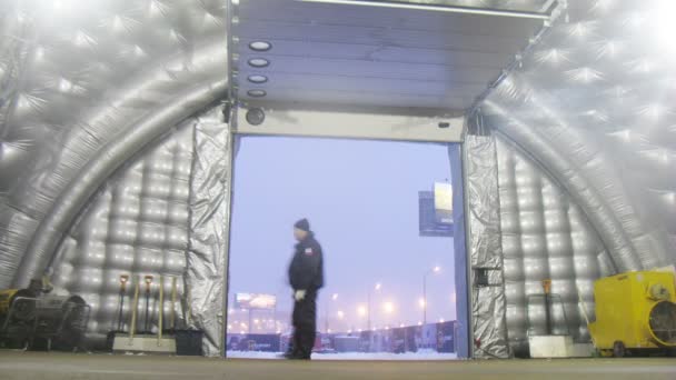 Trabajador cierra puertas en hangar — Vídeo de stock