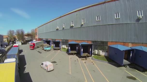 Autoritten bij Warehouse — Stockvideo