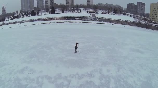 People skiing by frozen river — Stock Video