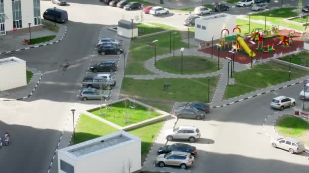 Estacionamento em uma área residencial — Vídeo de Stock