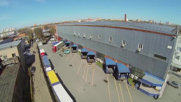 Trucks parked near warehouse — Stock Video