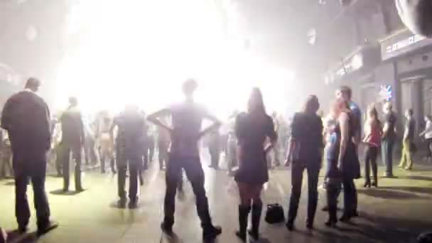 DJ en el escenario con iluminación — Vídeos de Stock