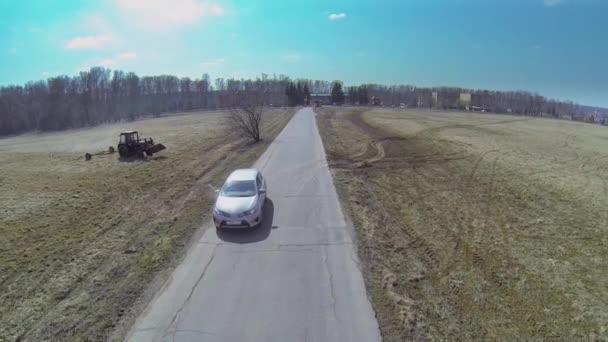 Auto fährt auf Straße zwischen Feldern — Stockvideo