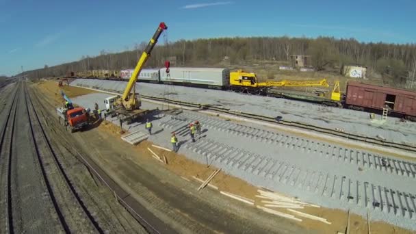 Les gens travaillent avec la grue — Video