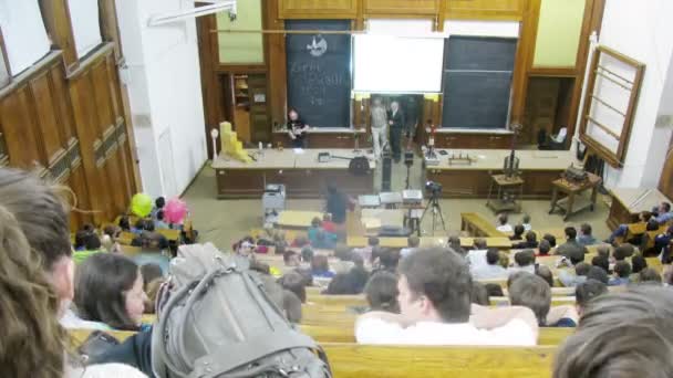 День физики проходят в аудитории — стоковое видео