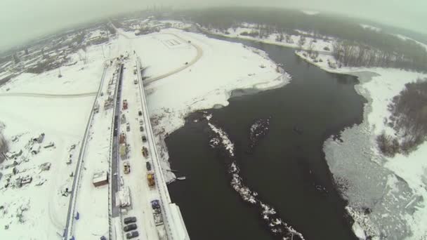 Cantiere sul ponte sopra il fiume ghiacciato — Video Stock