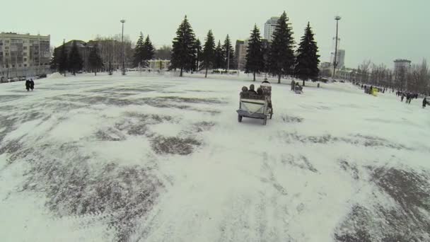 Horsed vagn Ride av Kuibyshev Square — Stockvideo