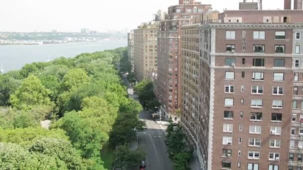 Calle de la ciudad al lado del río — Vídeos de Stock